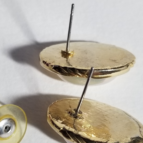 Relisted -Vintage pearly earrings on original card gold tone pierced iridescent - Picture 11 of 12